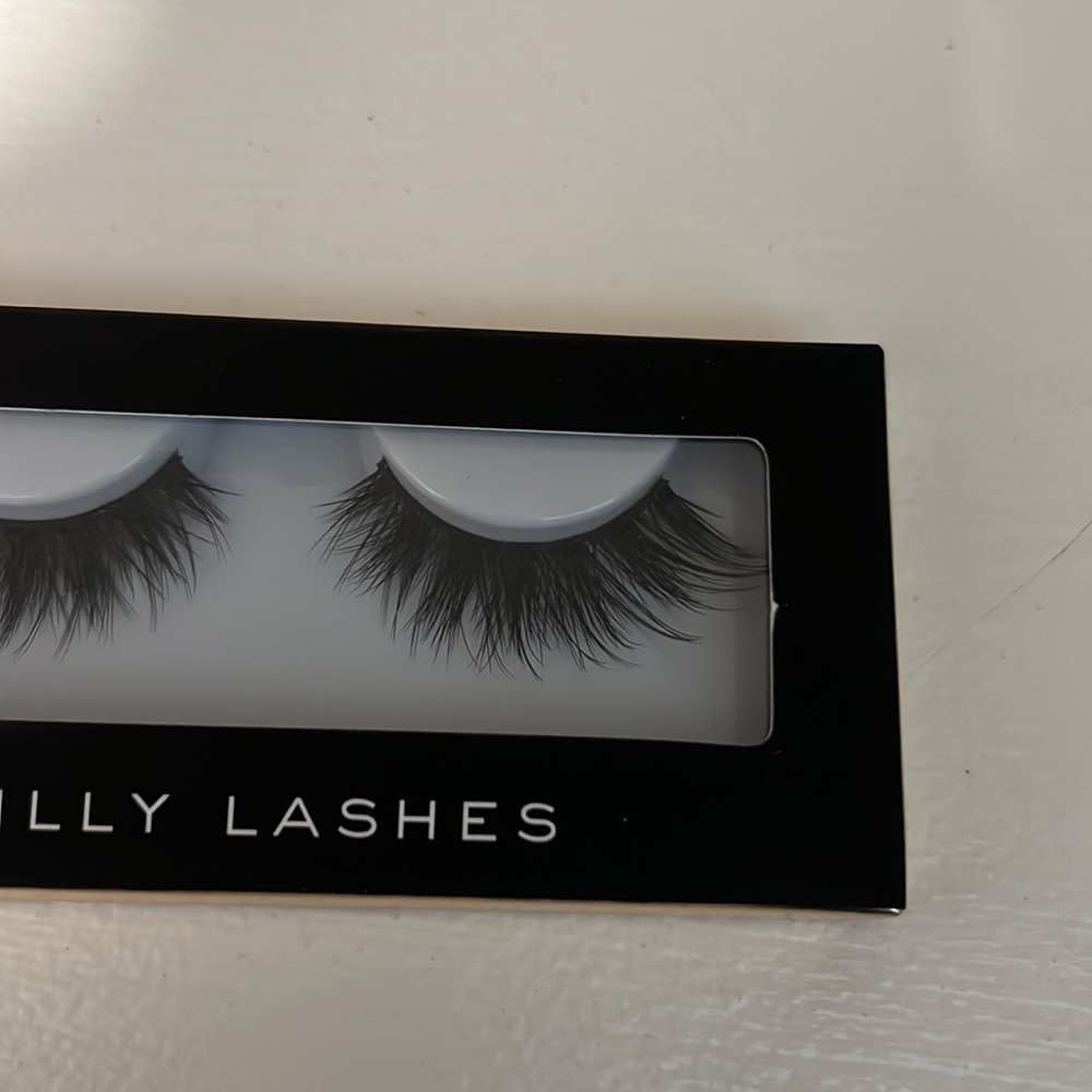 Lashes - Picture 4 of 4